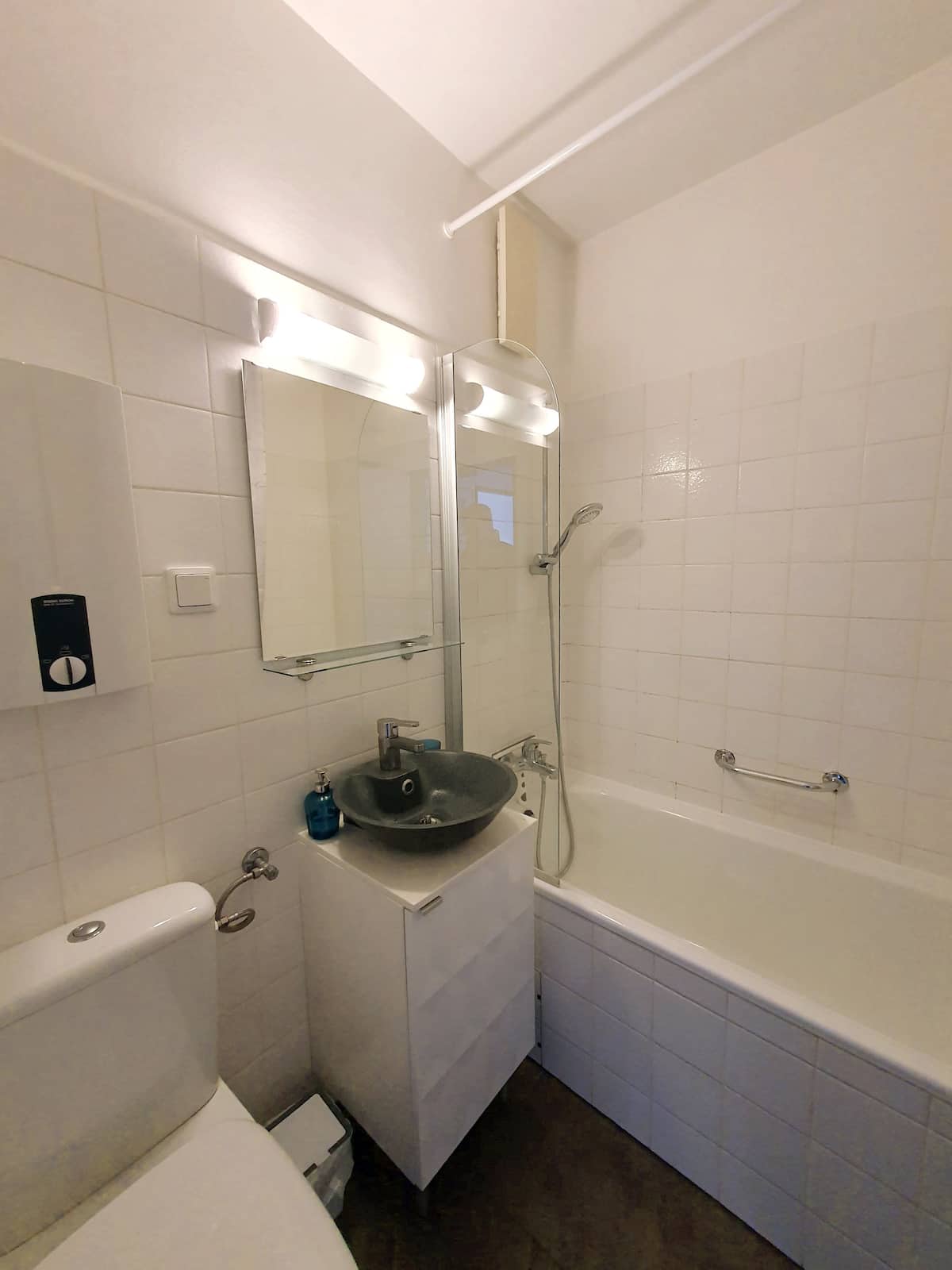 Badezimmer mit Badewanne und Waschbecken